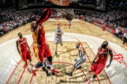 开云体育入口-天崩开局，当足球冲垮篮球次元壁—克罗地亚波洗那不勒斯，久保建英在NBA季后赛上演篮筐魔幻秀