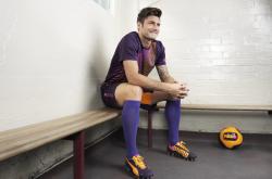 开云体育登录-引擎轰鸣与绿茵起舞，速度激情交织的魔幻之夜