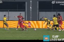 开云体育登录-比赛中出现争议判罚，裁判决定遭到质疑