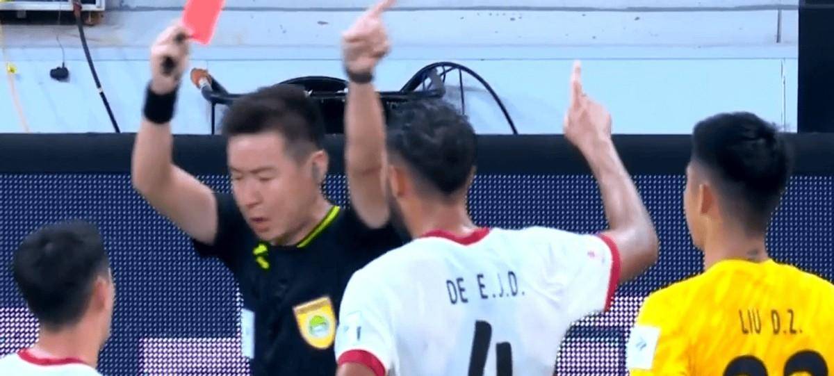 比赛中出现争议判罚，裁判决定遭到质疑