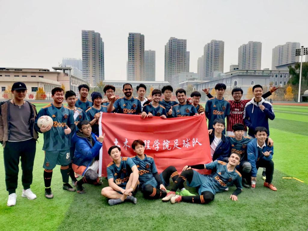 队员默契配合传递长传互相支持