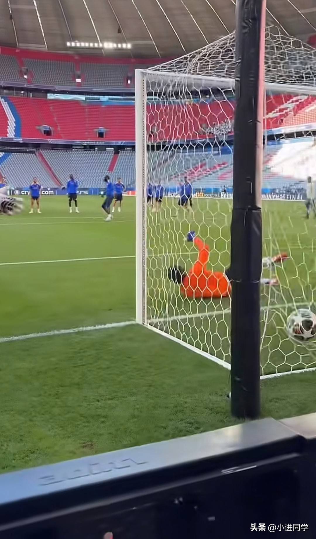 欧洲足球豪门对决，观众狂热呐喊