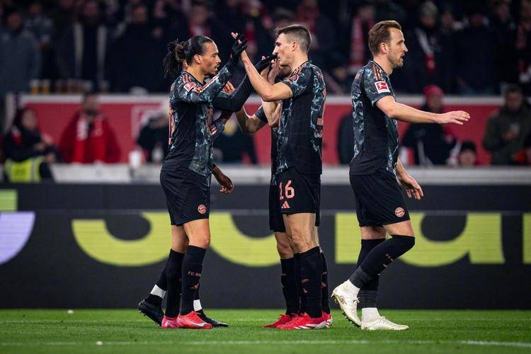 包含拜仁慕尼黑客场战胜多特蒙德：梅开二度的词条