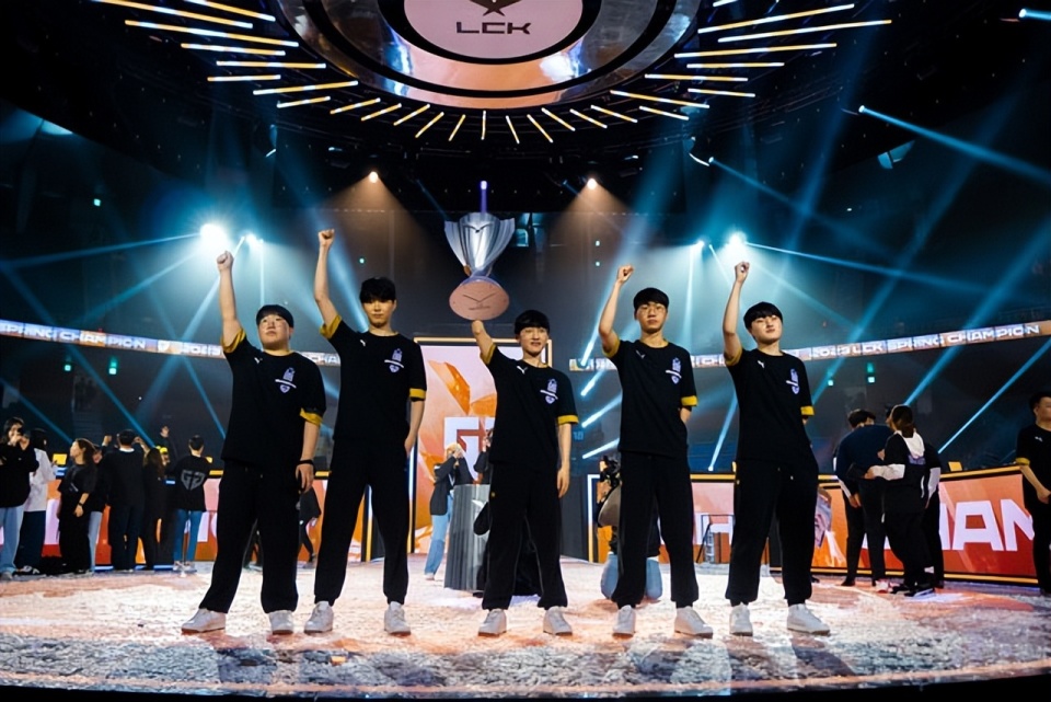 关于T1力克MAD，Perkz线上压制力十足峡谷大战四强赛，点燃全场激情的信息