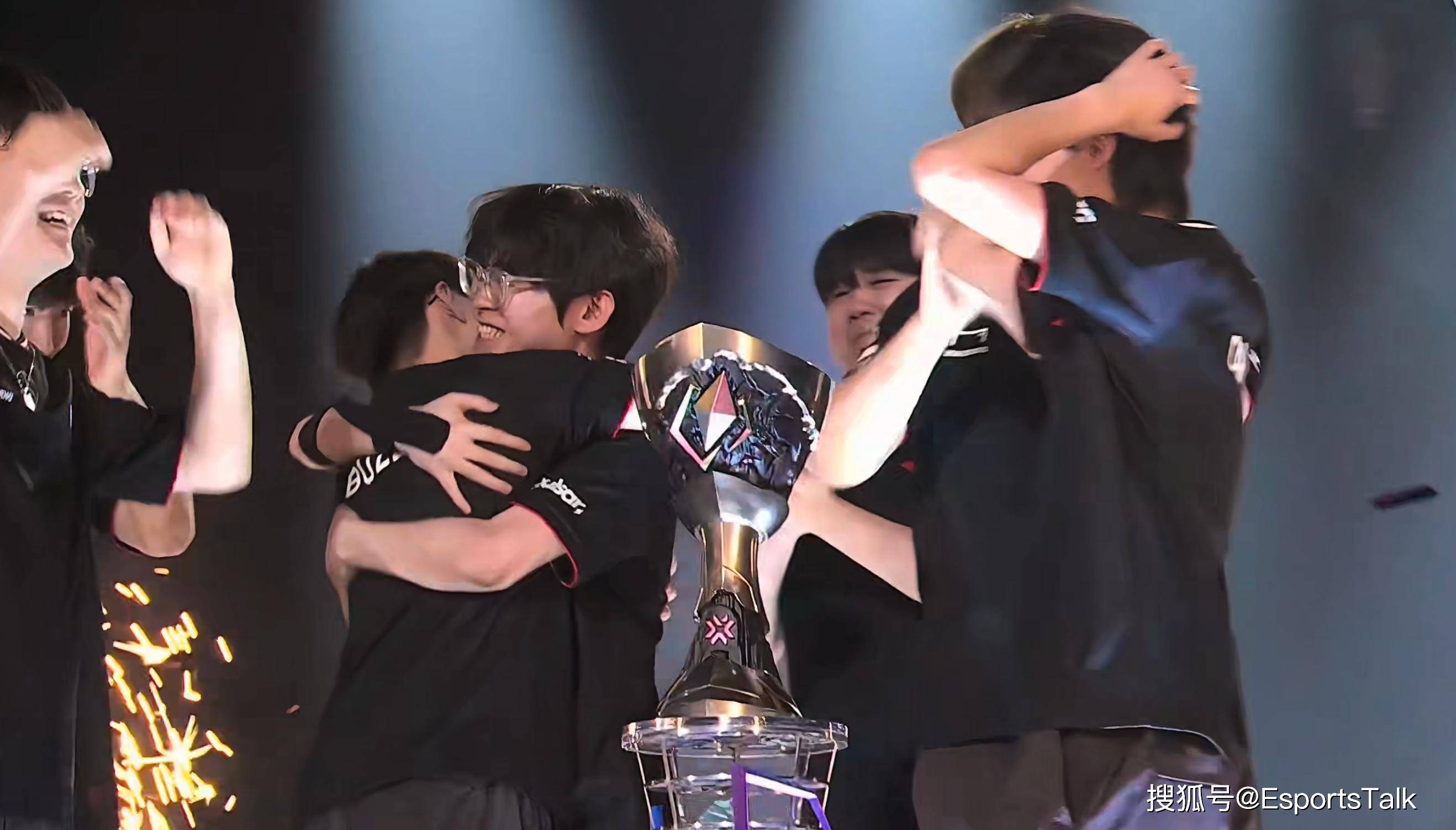 100T横扫T1，Deft团战一打五顶尖较量八强赛，留下经典瞬间