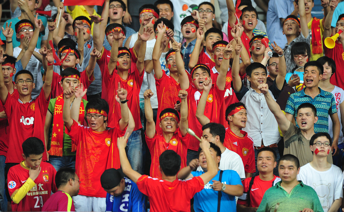 体育场内外齐欢呼,中国队夺得胜利 体育场内外齐欢呼,中国队夺得胜利