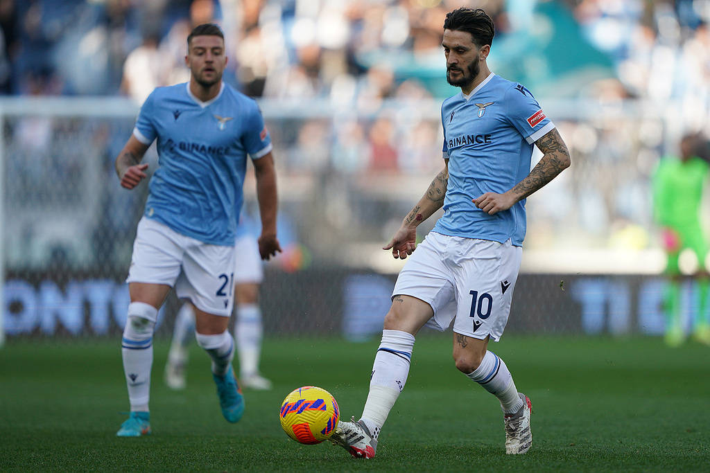 沙尔克04客场战胜科隆，保持胜利势头