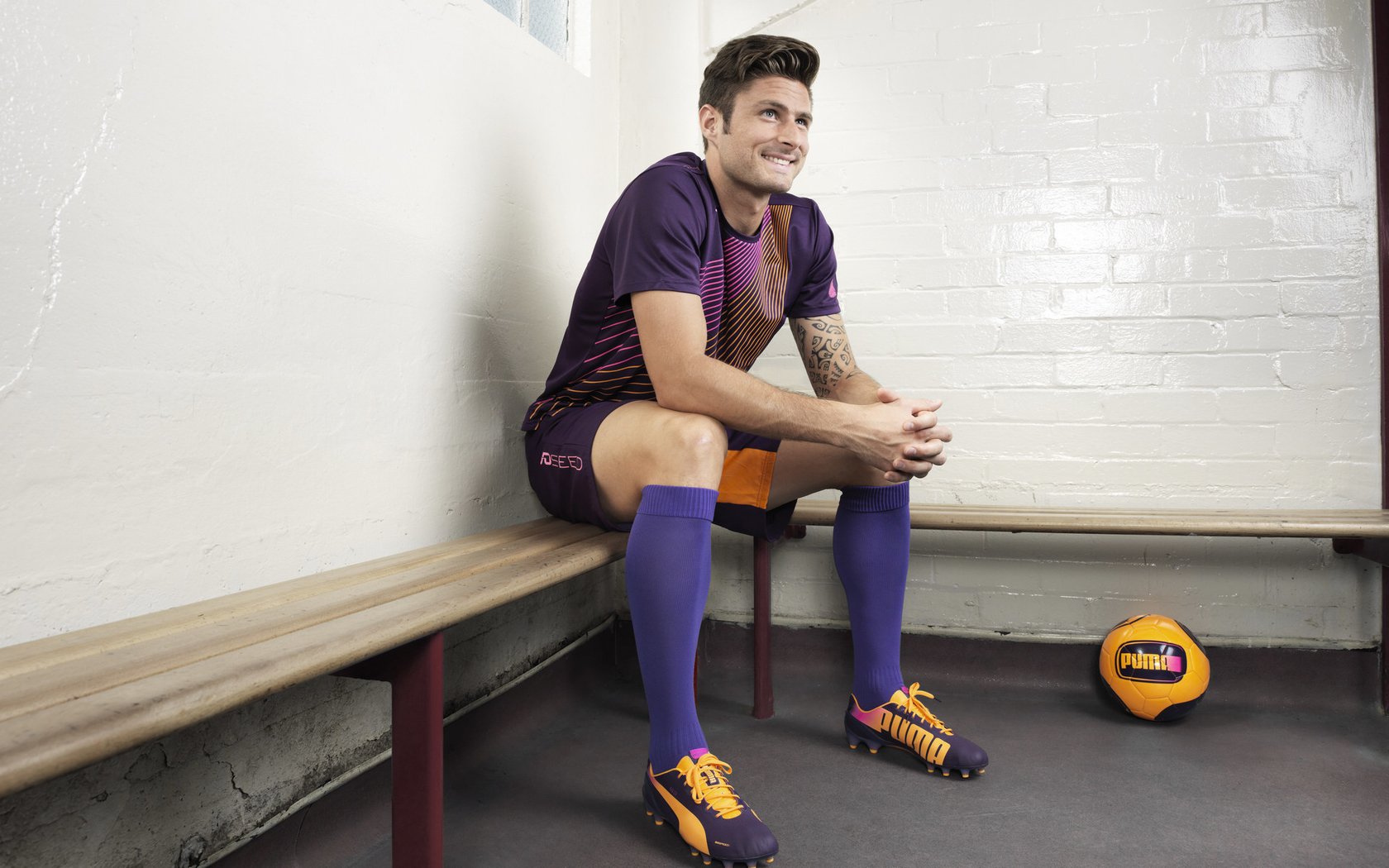 引擎轰鸣与绿茵起舞，速度激情交织的魔幻之夜